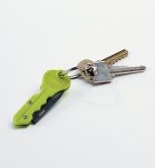 Couteau utilitaire pour porte-clés replié sur lui-même sur un anneau avec des clés