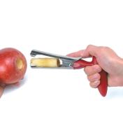 Personne appuyant sur le levier d'un vide-pomme pour en ouvrir le couteau et dégager le cœur