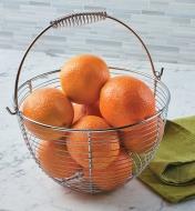 Petit panier-égouttoir rempli d'oranges