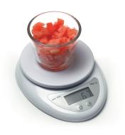 Bol de tomates concassées déposé sur une minibalance de cuisine numérique