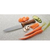Couteau de chef campagnard à côté d’un assortiment de légumes coupés