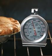 Thermomètre de four près d'une tarte sur une grille de four