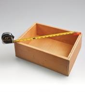 Measuring a box diagonally with a tape measure and tape tip