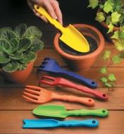 Adulte utilisant de petits outils de jardinage pour ses plantes en pot