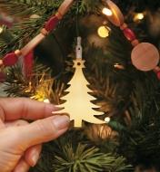 Interrupteur tactile pour lumières de Noël en forme de sapin suspendu dans un arbre de Noël décoré