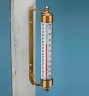 Thermomètre en laiton massif fixé à un poteau