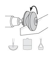 Illustration montrant une lame de tondeuse aiguisée avec l'aiguisoir rotatif pour lames de tondeuse fixé à une perceuse