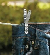 Pince à linge ultrarobuste retenant un jean sur une corde à linge