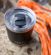Close view of the lid on the 20 oz black Yeti tumbler
