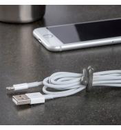 Câble de recharge pour téléphone cellulaire enroulé avec une attache flexible Gear Tie de 3 po grise