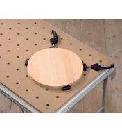Pièce circulaire immobilisée sur une table multifonction MFT/3 à l'aide d'éléments de serrage