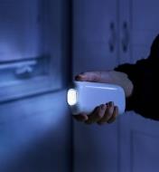 Veilleuse-lampe de poche rechargeable à DEL retirée du chargeur pour servir de lampe de poche