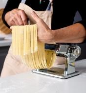 Préparation de lasagnettes fraîches avec une machine à pâtes Marcato munie d'un bloc-couteau pour lasagnettes