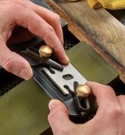 Using the Veritas Short-Blade Honing Guide to sharpen a spokeshave blade on a water stone