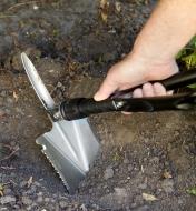 Folding shovel blade fixed at 90° to the handle for digging