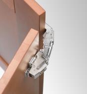 Charnière 155° Clip Top avec amortisseur intégré posée sur une porte à demi-recouvrement entièrement ouverte