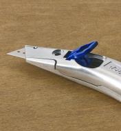 Vue rapprochée du mécanisme à came du couteau tout usage Delphin 2000
