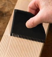 Making grooves in glue using the comb-teeth edge of the spreader