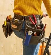 Personne portant une ceinture porte-outils standard McGuire-Nicholas remplie d’outils