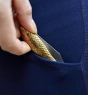 Vue rapprochée d’un couteau de poche Rybička glissé dans la poche d’un vêtement