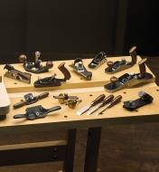 L'ensemble complet des outils miniatures Veritas sur un établi