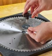 Securing a circular blade in a blade holder using a wing knob, bolt and washer