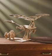Modèle réduit d'un ornithoptère Léonard de Vinci sur un bureau