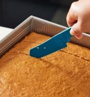 Cutting a cake in a non-stick pan using the bakeware buddy knife