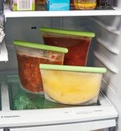 Sacs réutilisables en silicone remplis de nourriture dans un réfrigérateur