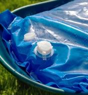 Illustrating the sealing cap on the 80 litre water bag