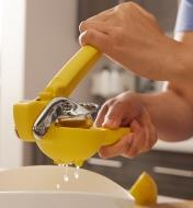 Presse-citron utilisé pour extraire du jus dans un bol