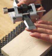 Sharpening a chisel using a vise-type honing guide and micro-abrasives