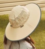 Vue de dos d'une personne portant un chapeau à large bord