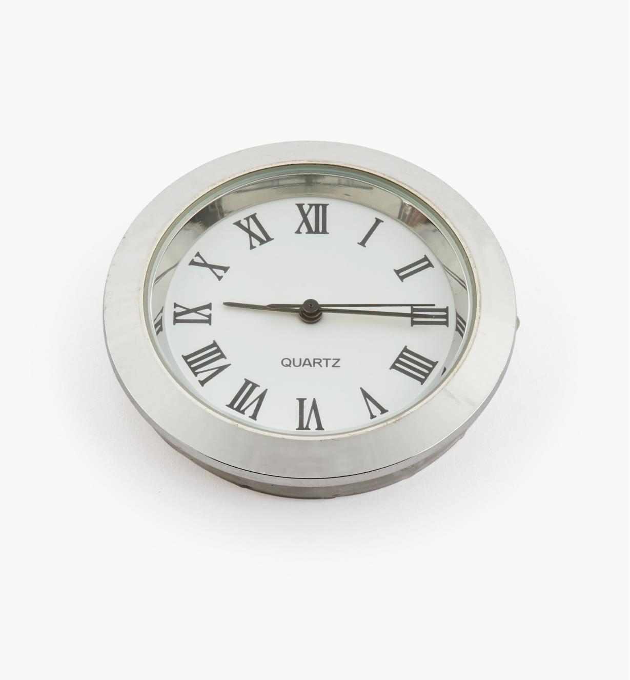 44K0153 - Horloge, cadran blanc à chiffres romains, lunette argent