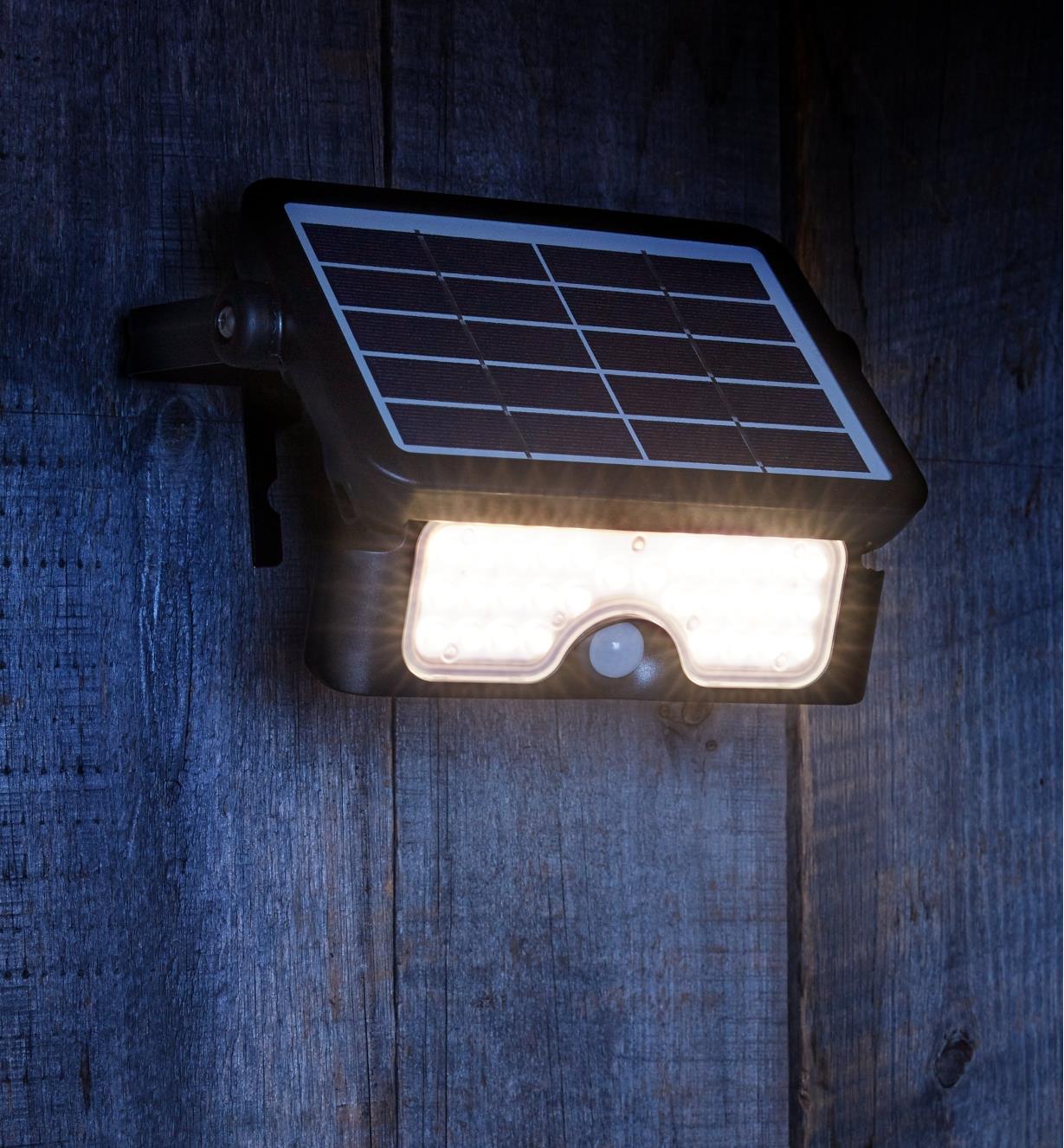 99W7344 - Motion-Sensing Solar LED Floodlight