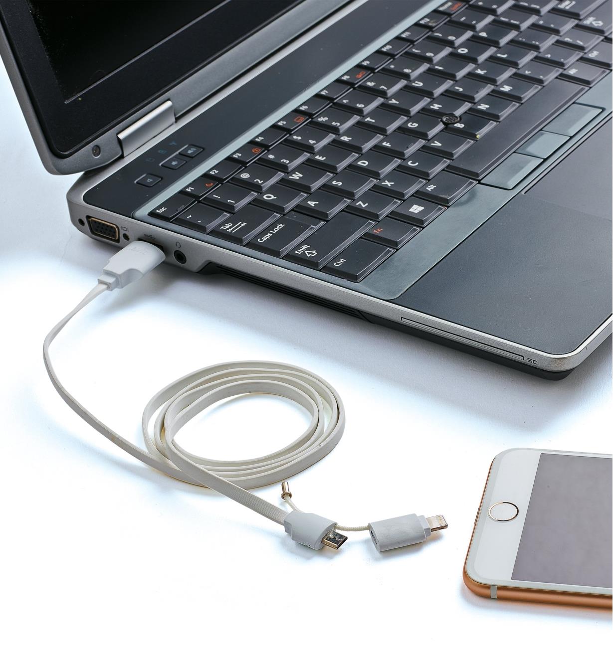 Câble de recharge USB 2 en 1 branché dans un ordinateur portable