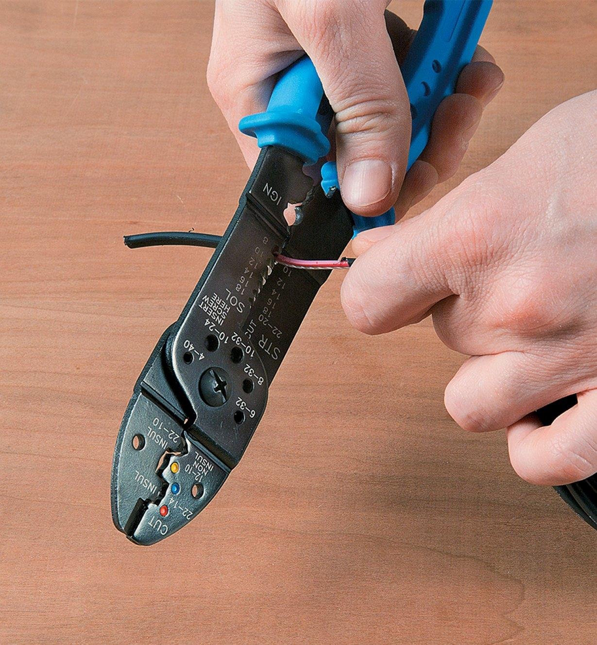 Stripping wire with the Crimper/Wire Stripper