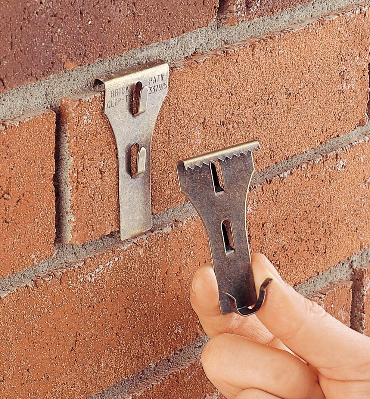 Crochet à pince Brick Clip fixé à un mur de briques