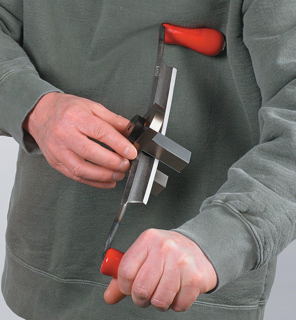 Sharpening a drawknife blade