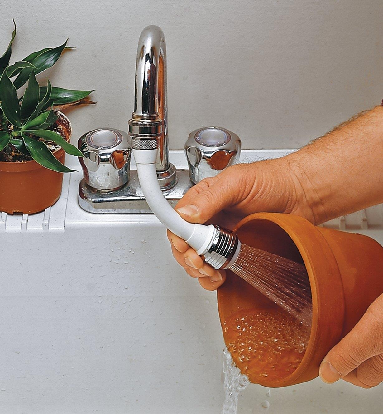 Rinsing a plant pot using the Flexible-Neck Sprayer