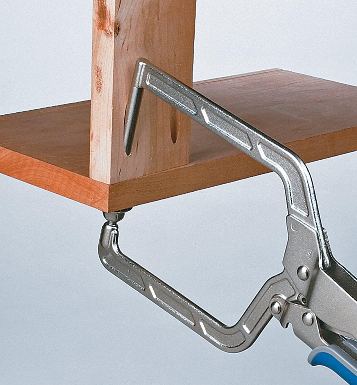 Clamping perpendicular boards using the right-angle auto-adjust clamp