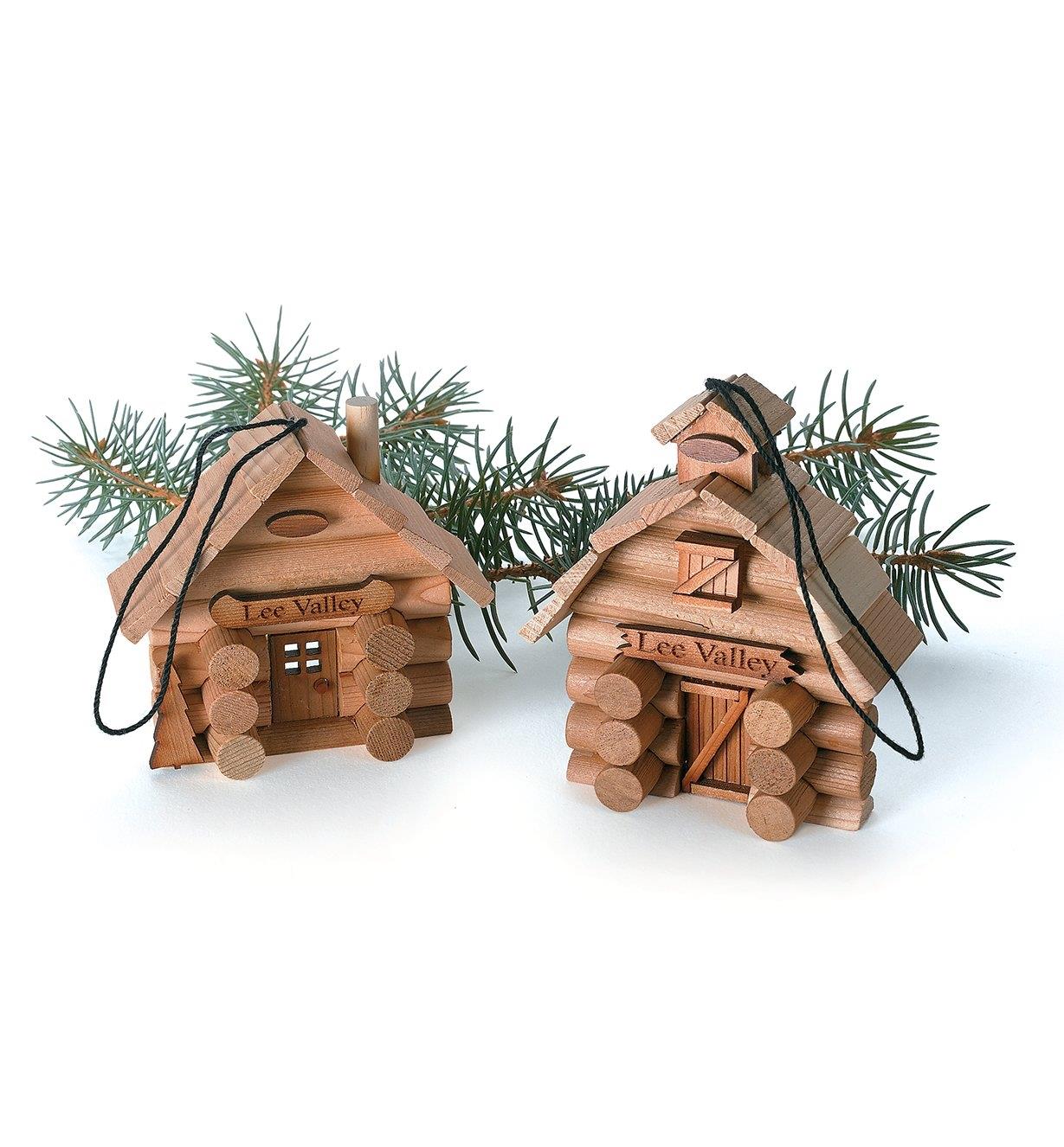 Ornements de Noël – maison et grange en bois rond – assemblés