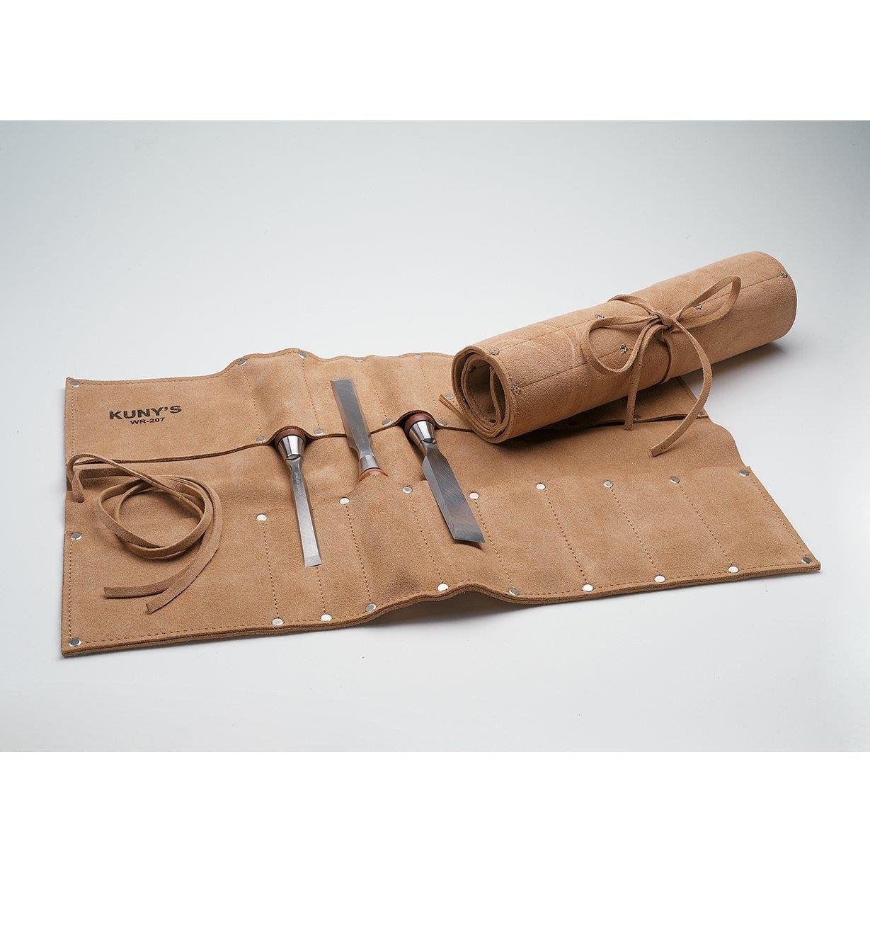 Deux trousses à outils en cuir, une enrouléee et l'autre ouverte contenant trois ciseaux à bois