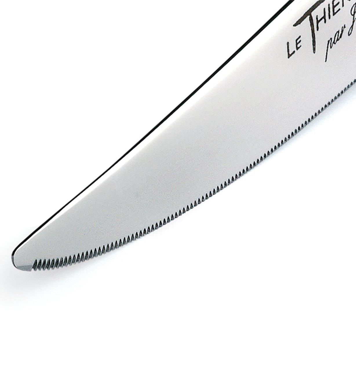 Gros plan de la lame d'un couteau de bistro Le Thiers