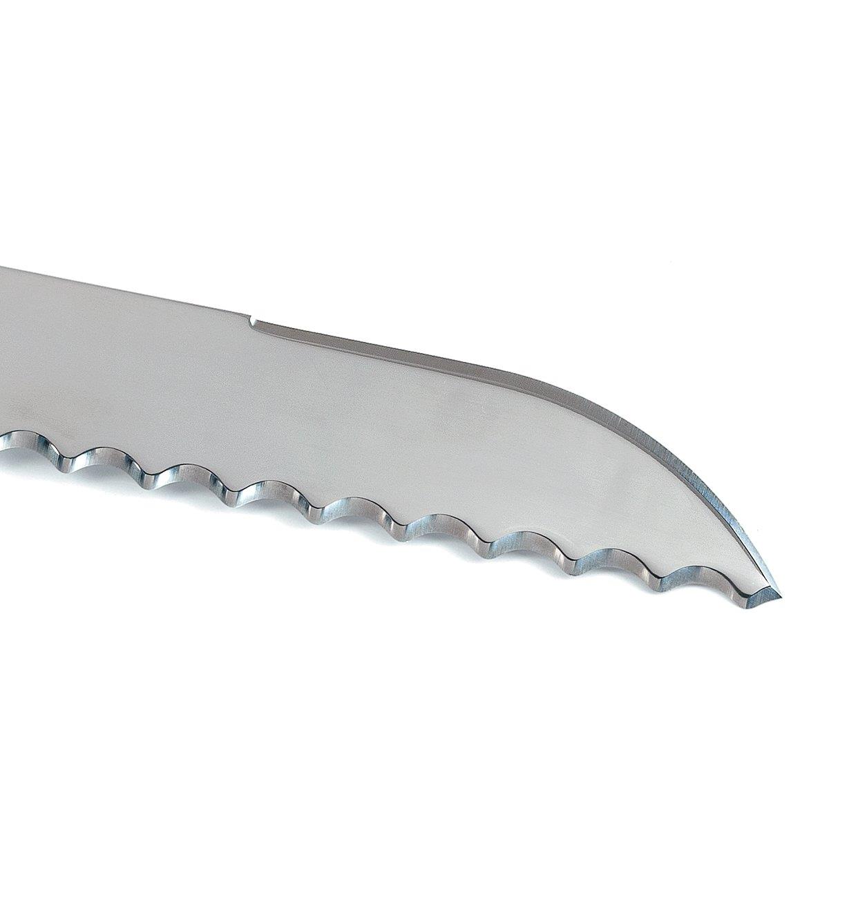 Gros plan du tranchant à l'extrémité du dos de la lame du couteau pour gazon en plaques
