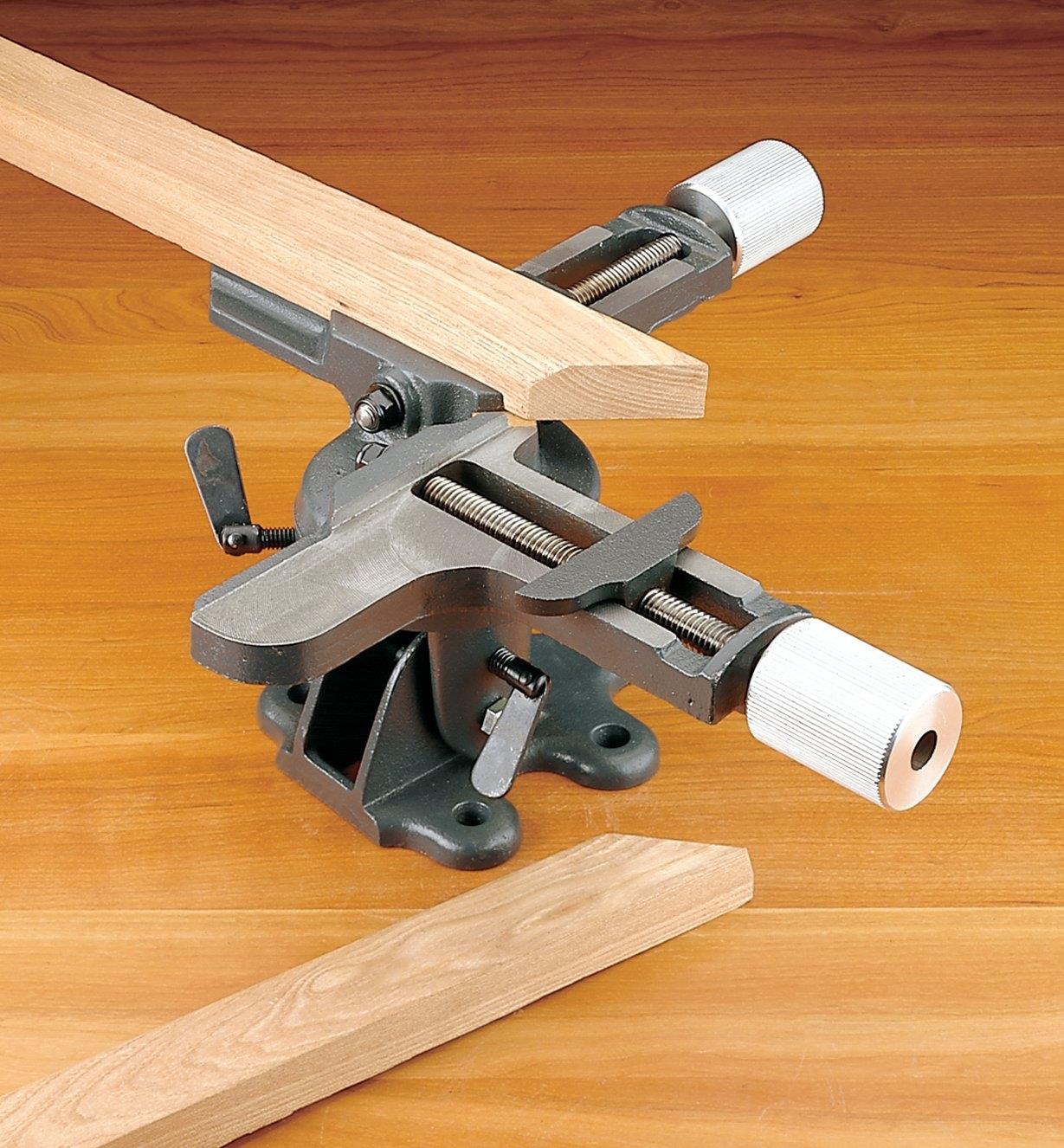 Clamping two sides of a picture frame in a miter vise