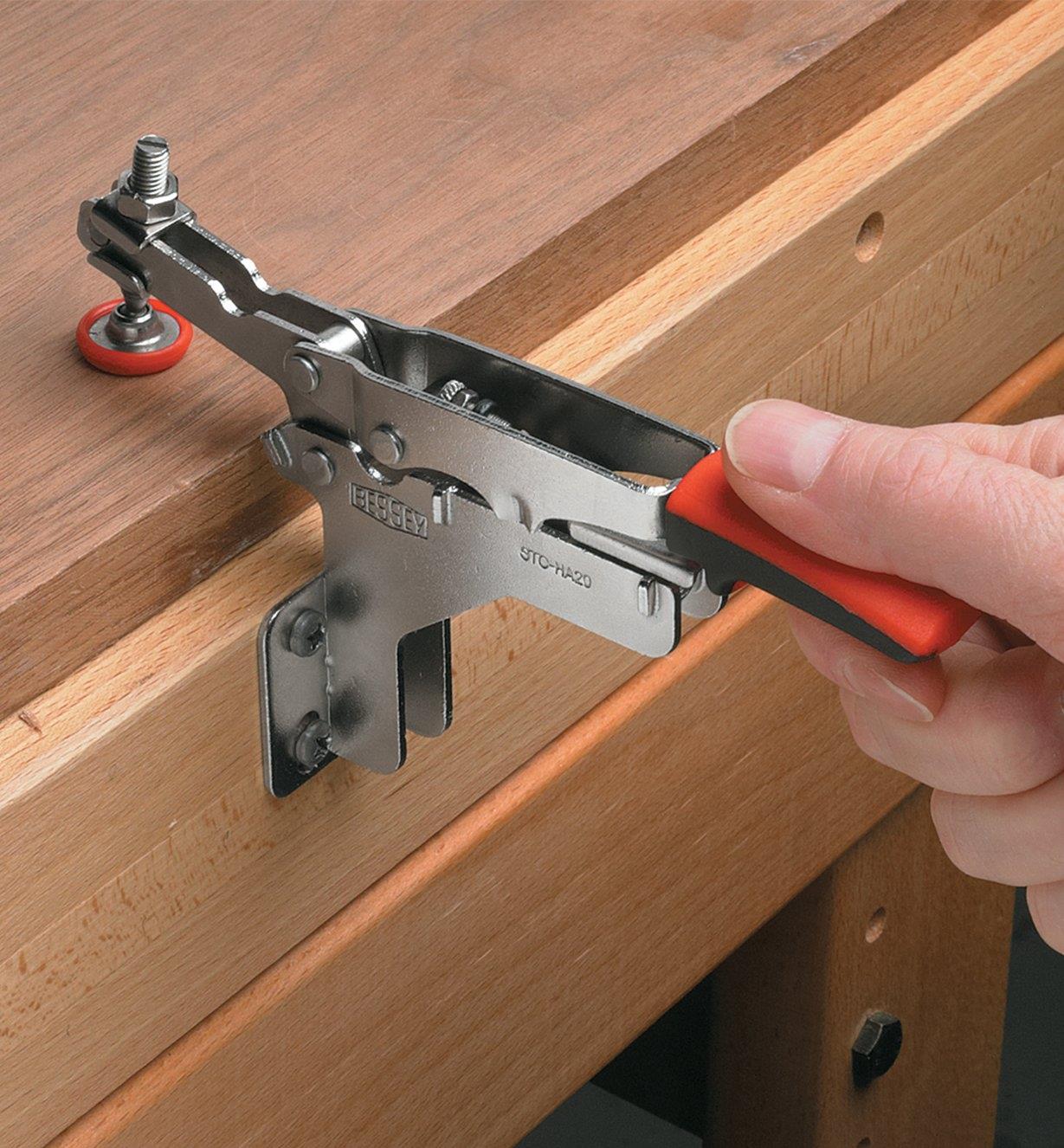 17F7211 - Small Bessey Perpendicular-Mount Horizonal Auto-Adjust Toggle Clamp, each