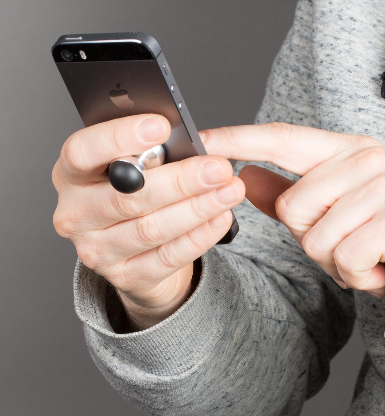 Gripping a phone in one hand using the HobKnob