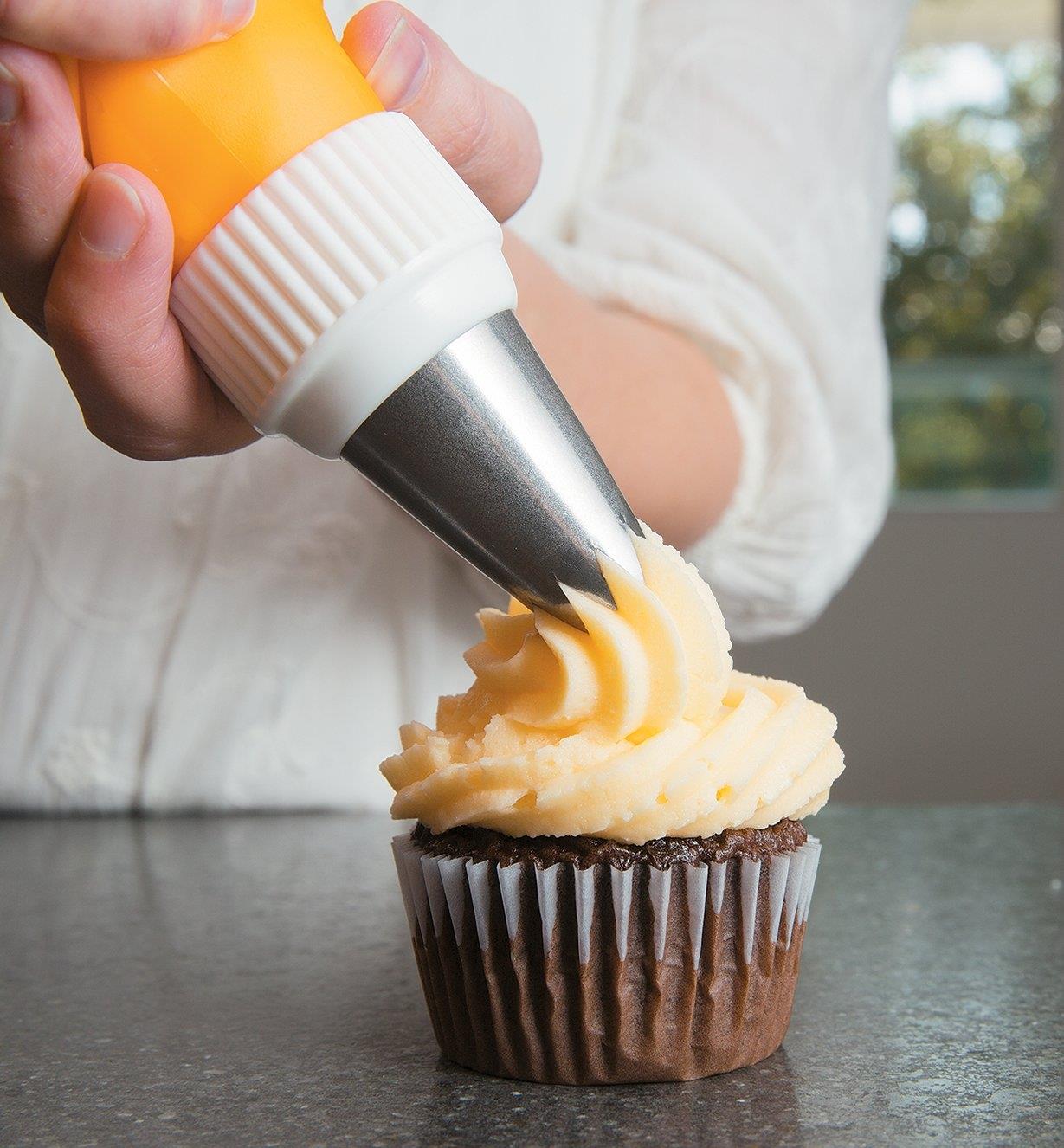 Frosting a cupcake with a silicone Piping Bag and decorating tip