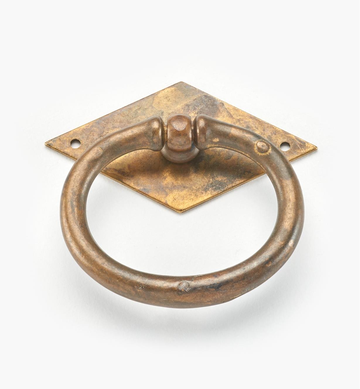 01A6308 - Poignée à anneau ovale sur platine losange, 59 mm x 66 mm